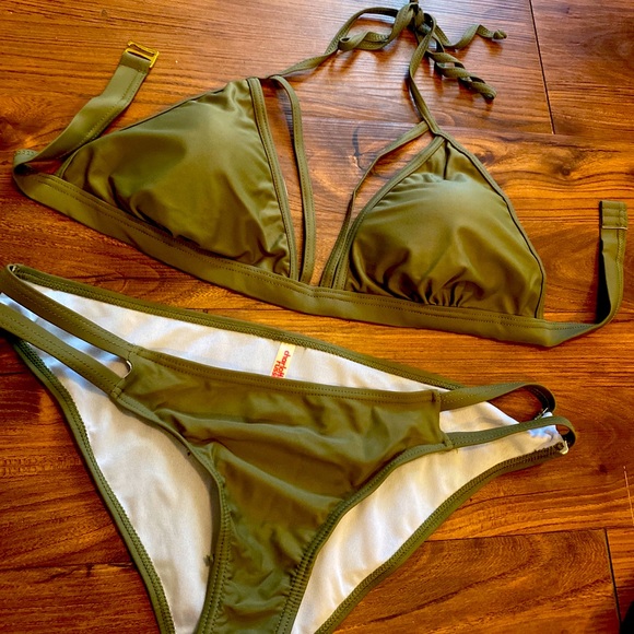 Charlotte Russe Swimsuit Size M - Picture 1 of 3